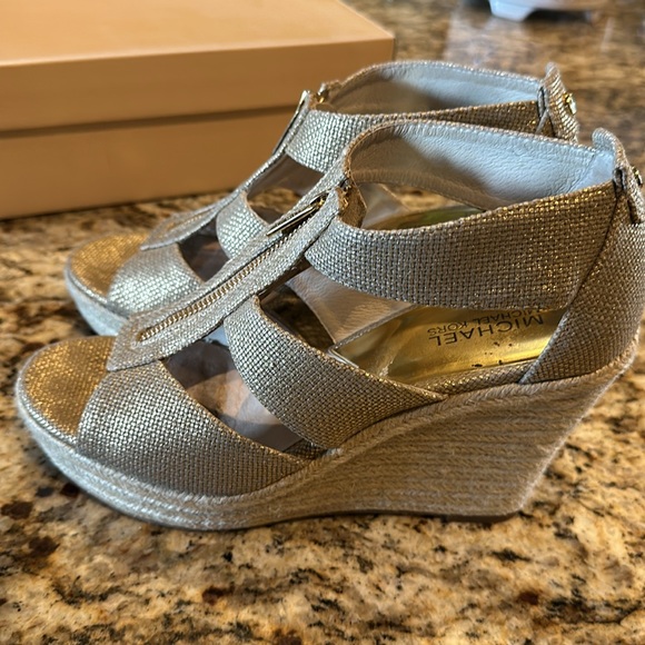 EUC Michael Kors Damita Platform Wedge - Gold 8.5M - Picture 3 of 8